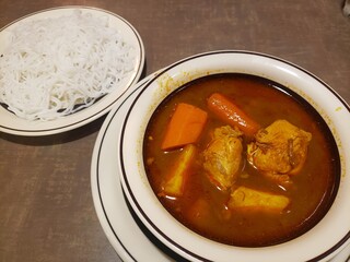 ティン・フック - 鳥カレーをそうめんで