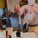 千代寿司 - ◯特大海老フライ
大将さんの話によると尻尾ももっと長いけれど
爆発するので切られてる

揚げると丸くなってしまうので
海老に切れ込みも入れてるとのこと

揚げる前の海老を見せて下さったので