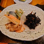 千代寿司 - ▶おかず
◯ひじき
甘みある醤油出汁の味わい

◯茄子と菜っぱの煮物
醤油出汁に酢が入っててサッパリと頂けた

◯湯搔いた海老

◯揚げの煮物
お稲荷さんの揚げみたいな感じで甘さある味わい