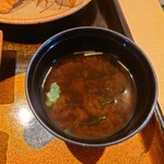 Chiyo sushi - ◯お味噌汁
      ワカメと三つ葉の具材の赤出汁
      普通な出汁感で三つ葉の風味で味わいが締まる