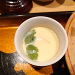Chiyosushi - ◯茶碗蒸し
                      椎茸、銀杏が入ってて
                      普通な茶碗蒸しだなあと思ってたら
                      んんっ❕これは、、、
                      
                      うなぎが一切れ入っているよねえ
                      予想してなかったただけに写真撮影を忘れてた
                      
                      うなぎが合ってて美味しい味わい