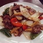 阿佐 - 牛肉のブラックペッパー炒め　940円　（ヤングコーン、ピーマン、赤ピーマン、玉葱、ふくろだけ）