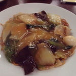 阿佐 - 五目あんかけ焼きそば　750円
      （豚肉、ヤングコーン、木耳、人参、白菜、肉団子、ウズラ玉子）