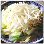 優勝軒  - とんこつラーメン。替え玉一個無料サービス750円    茹で野菜トッピング180円