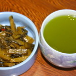 みずがきそば処 - 最初にお茶と付き出しが来ます