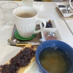 HACHINOSU CAFE - あんトーストにコンソメスープがついてきます。朝からスープはほっとします。美味しいです。