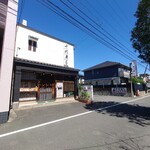 千代寿司 - 店舗外観、駐車場入口