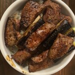 立川やきとん - 〆のレバー丼　長ネギは焦げちゃった。
      
      でも、コレはうんまいねー！