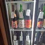Minato - 日本酒はあえてメニューは無く、自分で足を運んで選んできた物を注文するシステム。
