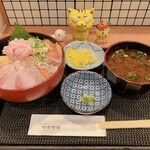 天ぷら酒場 ワカフク - 三色丼（ブリ、サーモン、ねぎとろ）　950円（税込）　※味噌汁付き