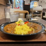 Cafe 豆うさぎ - ターメリックライスは若干控えめながら2種のカレーを分けるダムに