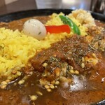 MAMEUSAGI - チキンの薬膳カレー。白い粒々がかなり効いてます！こちらは炒ったコリアンダーシードだそうです