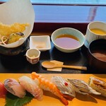 日本食 雅庭 - ランチの握り8貫セット　板前おまかせ握り(税込4,160円)
            握り8貫、天麩羅、茶碗蒸し、赤だし
            洋梨のシャーベット
            握りは一気に握って提供されました
            シャリは米酢で硬さは普通、シャリコマは小さめ