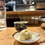 ライブ焼肉 てんぐ - 最後のサービスのコーン茶とアイス