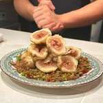 田中圭英 - 無花果の白玉粉揚げ　豚バラ・発酵唐辛子・ニンニクの芽のソース 