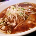 青龍 - 醤油ラーメンのスープはシンプルに生姜を利かしてあり、これぞ町中華といった感じの味わい