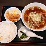 青龍 - ラーメン定食　900円／ラーメン、ごはん、から揚げ＆サラダ、香の物のセットで、ボリュームも十分！