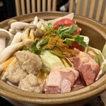 旨唐揚げと居酒メシ ミライザカ - バターチキンカレーのハリッサ鍋