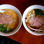 麺屋 菜々兵衛 - 左：鶏白湯醤油、右：名古屋コーチン醤油