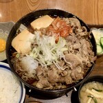 たつみ屋 - 肉盛り牛バラキムチすき焼き定食 ¥1,408 の肉盛り牛バラキムチすき焼き