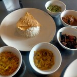 Taste of Lanka - 料理写真:バラバラで来たスリランカプレート(チキンカレーをチョイス)1000円   