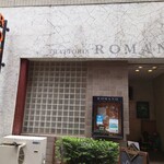 TRATTORIA ROMANO - お店は入って右側にある階段を下りたB1にあります。入口側のゾーンはカウンター席で右はバーカウンター、左はキッチンに面したカウンター。奥側はテーブル席という配置になります。