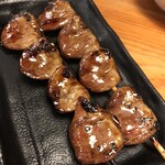 219218559 - ハツ！タレ焼きで！割と大ぶりで火入れが絶妙！タレ焼きのため香ばしさを担保しつつ、多少冷めても固くならないという焼き加減、いい感じです。