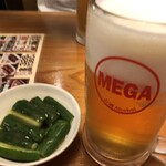 219218556 - メガ金麦と胡瓜の浅漬けで乾杯！唯一、胡瓜のみ割高感が。