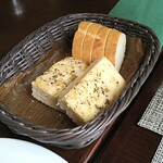 TAVERNA GUIDA - フォカッチャかなり濃い味です。