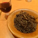 サイゼリヤ - イカの墨入りスパゲッティ、グラスワイン(赤)