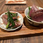 乍旨司 - 一品一品創意工夫がされたお造り三種盛り。左からはまちニラニンニク醤油、カツオの塩たたき、