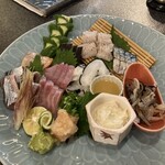 次郎 - お造り盛り合わせ　季節柄、鱧も