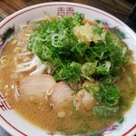 San sou - ラーメン。親しみのあるお色のスープです。