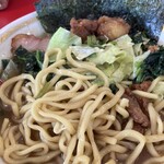 IEKEI KANSAI 王道家直系 我道家 - 天地返しで出てきた中太麺とキャベツ