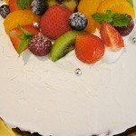 お菓子工房　まるみや - 「ﾚｱﾁｰｽﾞﾃﾞｺﾚｰｼｮﾝｹｰｷ(7号)」下側からの撮影です(2013/10/17UP)