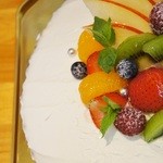 お菓子工房　まるみや - 「ﾚｱﾁｰｽﾞﾃﾞｺﾚｰｼｮﾝｹｰｷ(7号)」左側からの撮影です(2013/10/17UP)