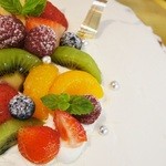 お菓子工房　まるみや - 「ﾚｱﾁｰｽﾞﾃﾞｺﾚｰｼｮﾝｹｰｷ(7号)」右側からの撮影です(2013/10/17UP)