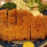Tonkatsu Ando Suteki Okada - 皿には、８切れにカットされた『かつ子』に、キャベツ、サニーレタス、ポテトサラダ、トマト等が添えられている！(・。・;