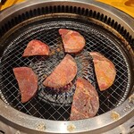 焼肉きんぐ - 厚切り牛タン