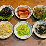 韓味一 朴邸 - 前菜(パンチャン)： 韓国海苔の佃煮・白菜キムチ・チャプチェ・モヤシナムル・ホバナムル・徳島わかめのナムル