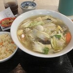 順風源 - 海鮮あんかけ麺、ご飯、唐揚げ、ザーサイ