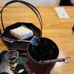 珈琲道場 侍 - 水出しアイスコーヒー。奥は「レアーケーキ」。