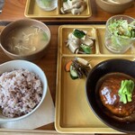 赤い屋根のカフェ テイクワン - 料理写真:ハンバーグ定食の全容