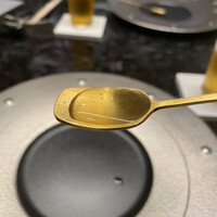 mahoroba 鉄板 心斎橋 - まずは蜂蜜を舐めることから始まるのが店の流儀です