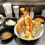 Hakata Tenpura Takao - たかお天丼　味噌汁付き、明太子・浅漬け食べ放題
