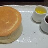 Cafe Salon SONJIN - ホットケーキ(プレーン)、右上が焦がしバター、右下がメープルシロップ