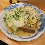 おでん ジャングル - 大根もいます。
            厚揚げ、おやし、キャベツ