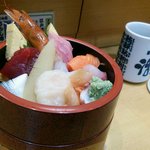 梅丘寿司の美登利総本店 - 特選海鮮ちらし重（1500円）