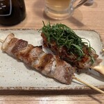 月の家 - 左から、豚バラ串　モモ串梅シソ　美味し