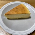 博多餃子工房 たね屋 - チーズケーキ400円テイクアウト